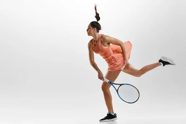 年轻女子的动态肖像 专业的女网球选手在运动 训练背景为白色工作室 专业运动 行动的概念 — 图库照片