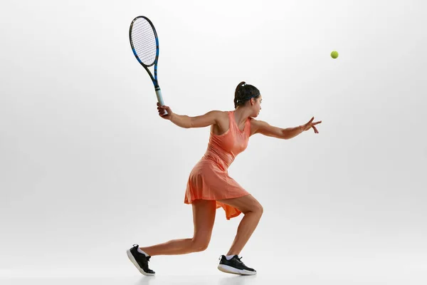 用球拍发球 年轻女子的肖像 专业的女网球选手在运动中 在白人工作室背景下训练 专业运动 行动的概念 — 图库照片