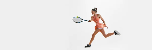 Oyun Sırasında Genç Profesyonel Bayan Tenisçi Beyaz Stüdyo Arka Planına — Stok fotoğraf