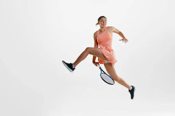 Dinamika Mozdulatok Fiatal Női Sportoló Profi Tenisz Egyenruhában Játszik Fehér — Stock Fotó