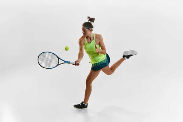 年轻女子的肖像 专业的女网球选手用球拍击球 在白人工作室背景下训练 专业运动 行动的概念 — 图库照片