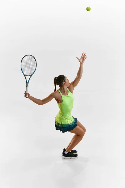 ボールを出す 最上階の画像 若い女性の肖像画 白いスタジオの背景に対するプロの女性テニス選手のトレーニング プロスポーツ 行動の概念 — ストック写真