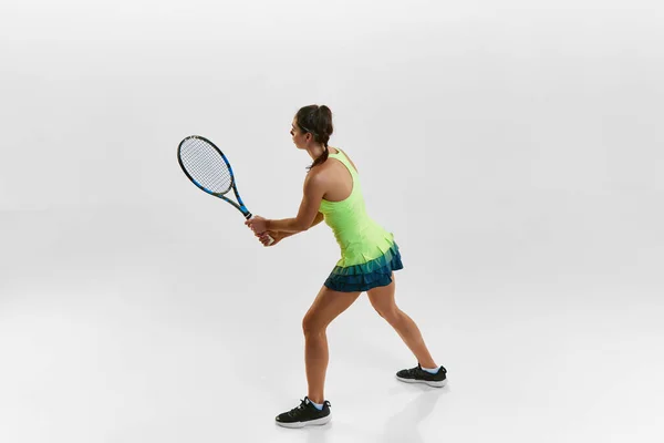 白いスタジオの背景にラケットを持つ若い女性 プロの女性テニス選手の肖像画 遊ぶ準備ができている プロスポーツ 行動の概念 — ストック写真