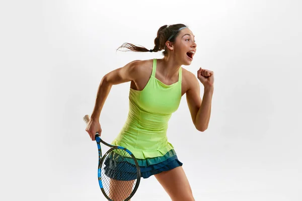 幸せよ 勝者だ 白いスタジオの背景にテニスラケットでポーズを統一した若い女性 プロの女性テニス選手の肖像画 プロスポーツ アクションの概念 — ストック写真