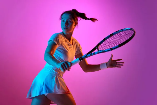 Dynamiczny Portret Kobiety Tenisistki Trening Rakietą Różowym Tle Studia Neonowym — Zdjęcie stockowe