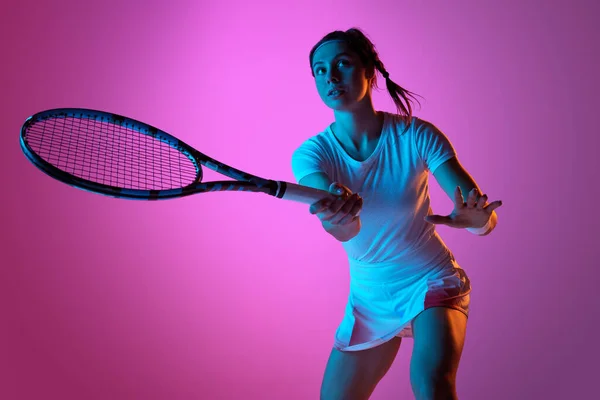 Portret Van Jonge Tennisspeelster Uniform Met Tennisrackettraining Tegen Roze Studioachtergrond — Stockfoto