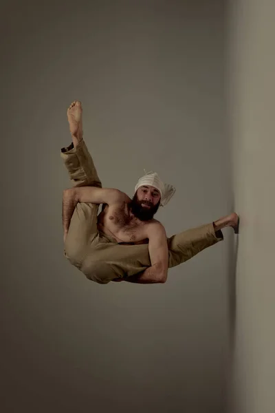 Baard Man Training Shirtloos Oefenen Yoga Oefeningen Tegen Studioachtergrond Uniekheid — Stockfoto