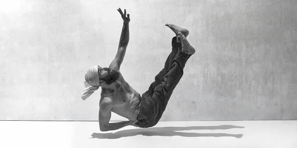 Immagine Bianco Nero Monocromatica Levitazione Sta Cadendo Muscolare Uomo Barbuto — Foto Stock