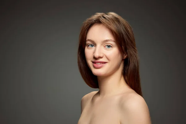 Porträtt Ung Vacker Blåögd Flicka Med Fläckfritt Klart Ansikte Poserar — Stockfoto