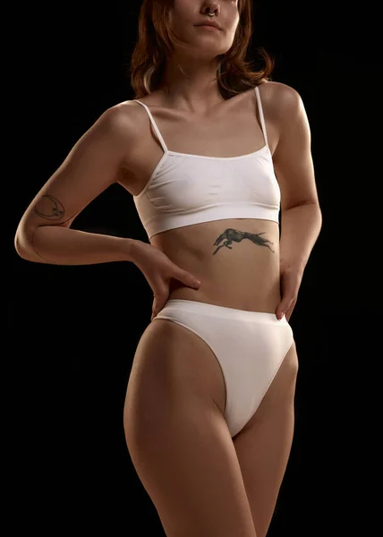 Beskuren Bild Ung Kvinna Med Smal Kropp Vita Underkläder Mot — Stockfoto