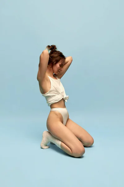 Portret Van Jong Meisje Met Slank Lichaam Ondergoed Sokken Poserend — Stockfoto