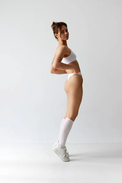 Ritratto Figura Intera Giovane Ragazza Con Corpo Slim Vestibilità Biancheria — Foto Stock