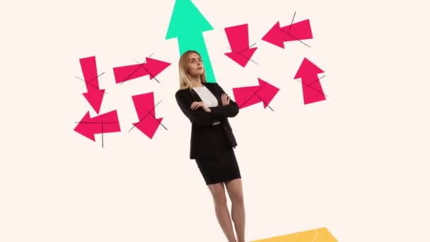 Geschäftsfrau Die Die Richtige Arbeitsstrategie Unter Verschiedenen Möglichkeiten Wählt Stop — Stockvideo
