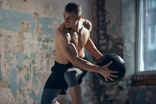 Ganzkörpertraining Junger Muskulöser Mann Mit Kräftigem Körperbetontem Training Ohne Hemd — Stockfoto