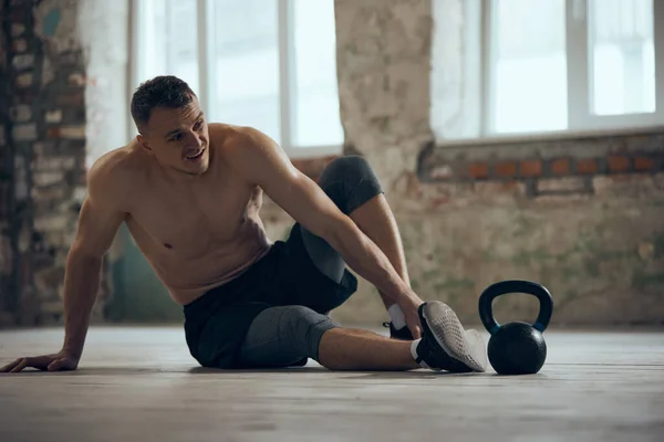 Müdigkeit Nach Hartem Training Junger Muskulöser Mann Sitzt Ohne Hemd — Stockfoto