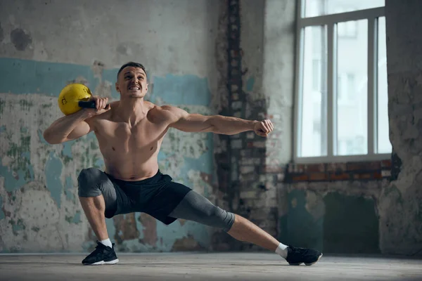 Beinübungen Junger Sportlicher Mann Mit Kräftiger Muskulatur Entlastung Hemdsloses Körpertraining — Stockfoto