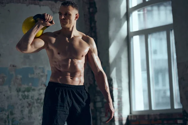 Fit Muskulös Mann Mit Kräftigem Körper Der Hemdlos Posiert Trainiert — Stockfoto