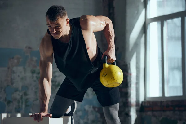 Junger Mann Fitnesstrainer Bodybuilder Der Übungen Macht Gewichte Hebt Drinnen — Stockfoto