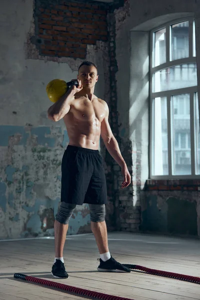 Ganzkörperporträt Eines Jungen Muskulösen Mannes Mit Kräftigem Entspanntem Durchtrainierten Körper — Stockfoto