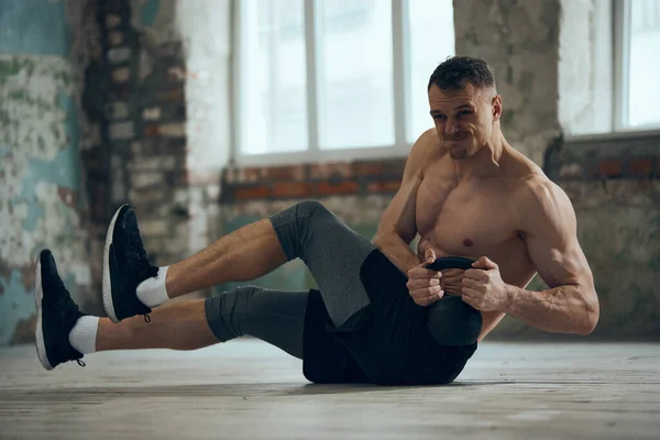 Sportlicher Junger Mann Trainer Mit Durchtrainierter Muskulöser Körperform Ohne Hemd — Stockfoto