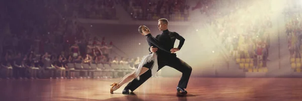 Gepassioneerde Prestaties Jonge Dansers Mooie Podiumkostuums Dansen Tango Het Podium — Stockfoto