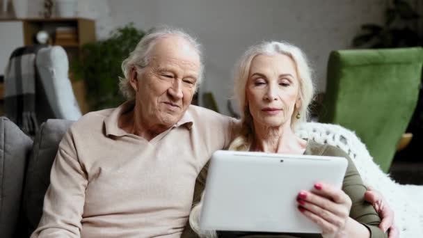 Glückliches Seniorenpaar Rentner Und Frau Die Hause Auf Dem Sofa — Stockvideo