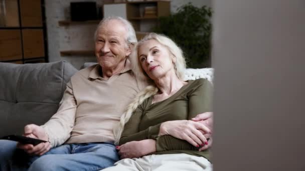 Glückliches Positives Lächelndes Reifes Paar Mann Und Frau Die Hause — Stockvideo