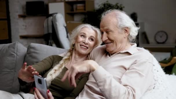 Krásný Usměvavý Šťastný Starý Pár Muž Středního Věku Žena Sedí — Stock video