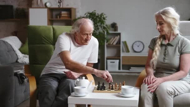 Glückliches Älteres Ehepaar Rentner Und Frau Verbringen Zeit Hause Spielen — Stockvideo