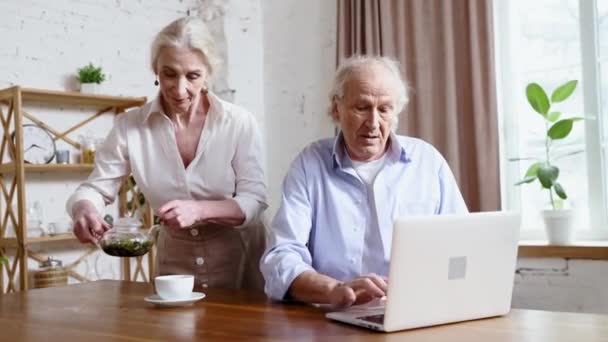 Rozkošný Starší Pár Dospělý Muž Pracující Doma Laptopu Žena Podávající — Stock video