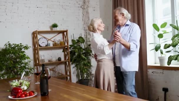 Gelukkig Mooi Volwassen Senior Koppel Gepensioneerde Man Vrouw Die Leuke — Stockvideo