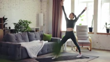 Sıska sportif vücut eğitimi almış genç ve güzel bir kız. Yoga egzersizleri yapıyorum. Spor ve meditasyon, formda bir vücut. Sportif ve sağlıklı yaşam tarzı kavramı, sağlık, bakım.