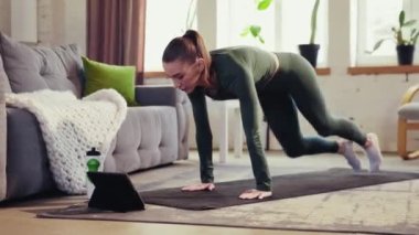 Dağcı egzersizi. Genç sportif kız eğitimi, evde online fitness dersleriyle egzersiz yapıyor. Güçlü vücut. Sportif ve sağlıklı yaşam tarzı kavramı, sağlık, bakım.
