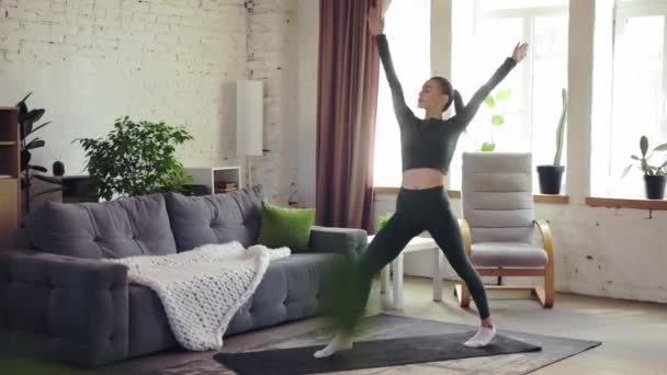 Sıska Sportif Vücut Eğitimi Almış Genç Güzel Bir Kız Yoga — Stok video
