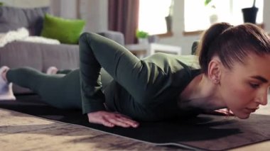 Spor, ince, formalı spor kıyafetleri eğitimi almış, gündüzleri evde esneme egzersizleri yapan güzel bir genç kadın. Sportif ve sağlıklı yaşam tarzı kavramı, sağlık, bakım.