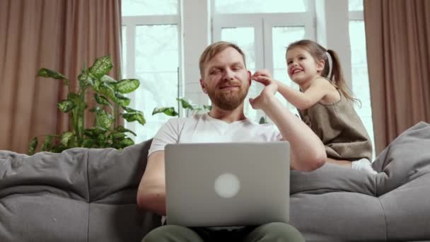 Зрілий Бородатий Чоловік Батько Сидить Дивані Ноутбуком Вдома Працює Дистанційно — стокове відео