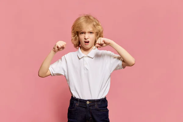 Gra Walka Mały Chłopiec Emocjonalnie Pozujący Białej Koszuli Pokazujący Pięści — Zdjęcie stockowe
