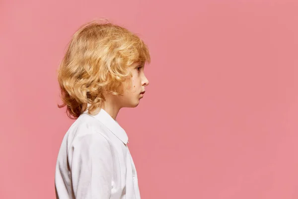 Retrato Vista Lateral Menino Criança Com Cabelo Louro Encaracolado Camisa — Fotografia de Stock