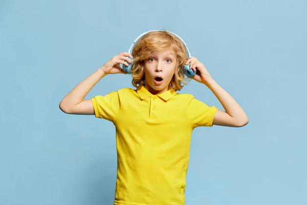 Маленький Хлопчик Дитина Шокованим Емоційним Обличчям Позує Навушниках Синьому Студійному — стокове фото