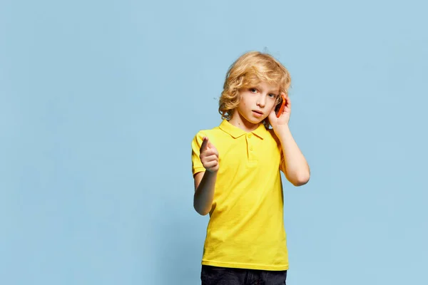 Kleine Jongen Kind Met Krullend Blond Haar Geel Shirt Poseren — Stockfoto