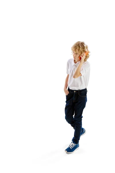 Vue Imprenable Petit Garçon Enfant Aux Cheveux Blonds Chemise Walkign — Photo