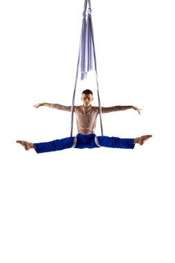 İpte yükselme. Beyaz stüdyo arka planında hava şeritleri olan profesyonel erkek jimnastikçi. Sanat anlayışı, spor yaşam tarzı, hobi, aksiyon ve hareket, güzellik