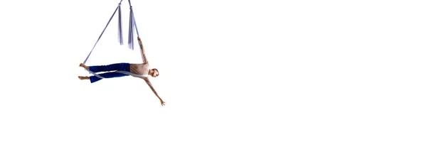 年轻男子的动态形象 专业的空中体操运动员 杂技训练与空中组织的白色背景 艺术的概念 运动的生活方式 动作和运动 班纳广告的复制空间 — 图库照片
