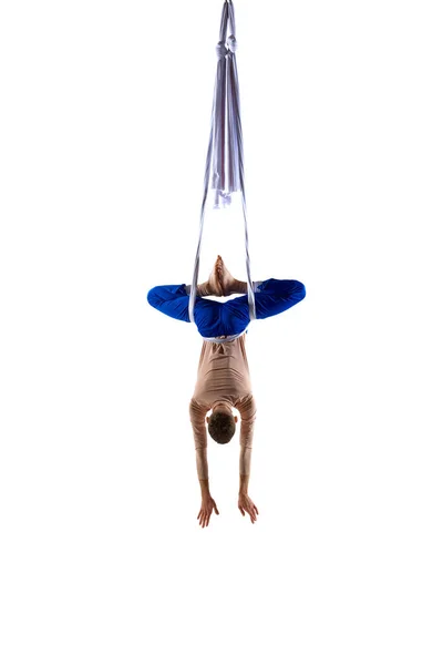 Lévitation Jeune Homme Acrobate Aérien Professionnel Entraînement Gymnaste Avec Rubans — Photo