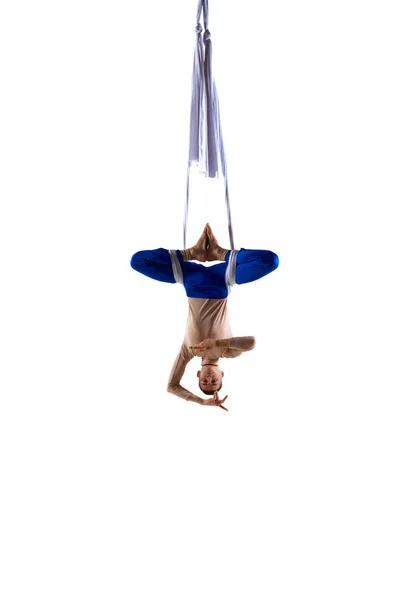 Esthétique Acrobatique Gymnaste Professionnel Masculin Suspendu Envers Sur Tissu Aérien — Photo