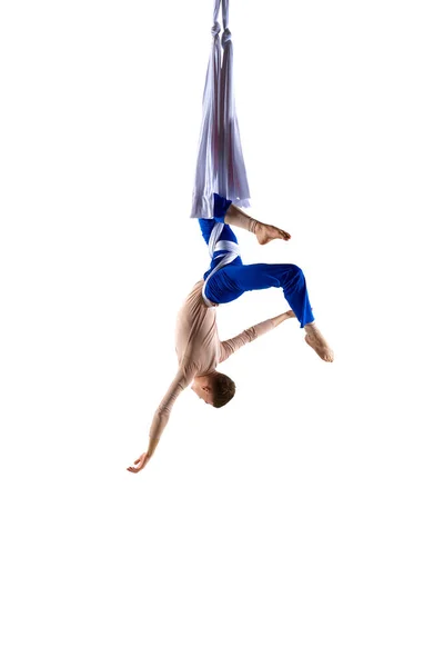 Acrobate Masculin Artistique Gymnaste Professionnel Suspendu Envers Sur Soie Aérienne — Photo