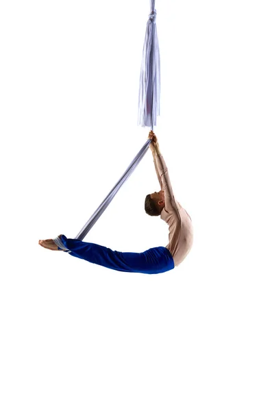 Acrobatische Bewegingen Jongeman Professionele Gymnaste Vliegend Luchtlint Tegen Witte Studio — Stockfoto
