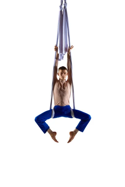 Jongeman Professionele Luchtacrobaat Gymnastiektraining Luchtbanden Tegen Witte Studioachtergrond Lucht Concept — Stockfoto