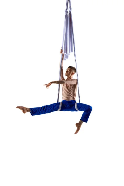 Artistieke Voorstelling Jongeman Professionele Luchtacrobaat Doet Gymnastiek Trucs Luchtweefsel Tegen — Stockfoto