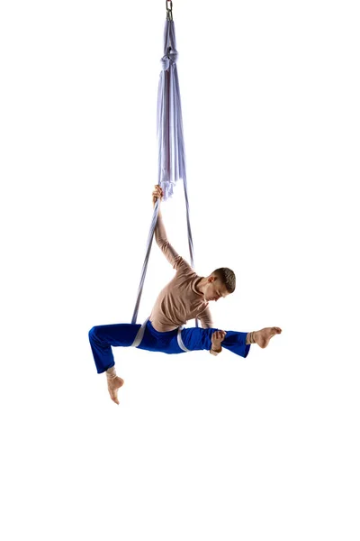 Artistieke Voorstelling Jongeman Acrobaat Training Met Luchtfoto Linten Gymnastiek Trucs — Stockfoto